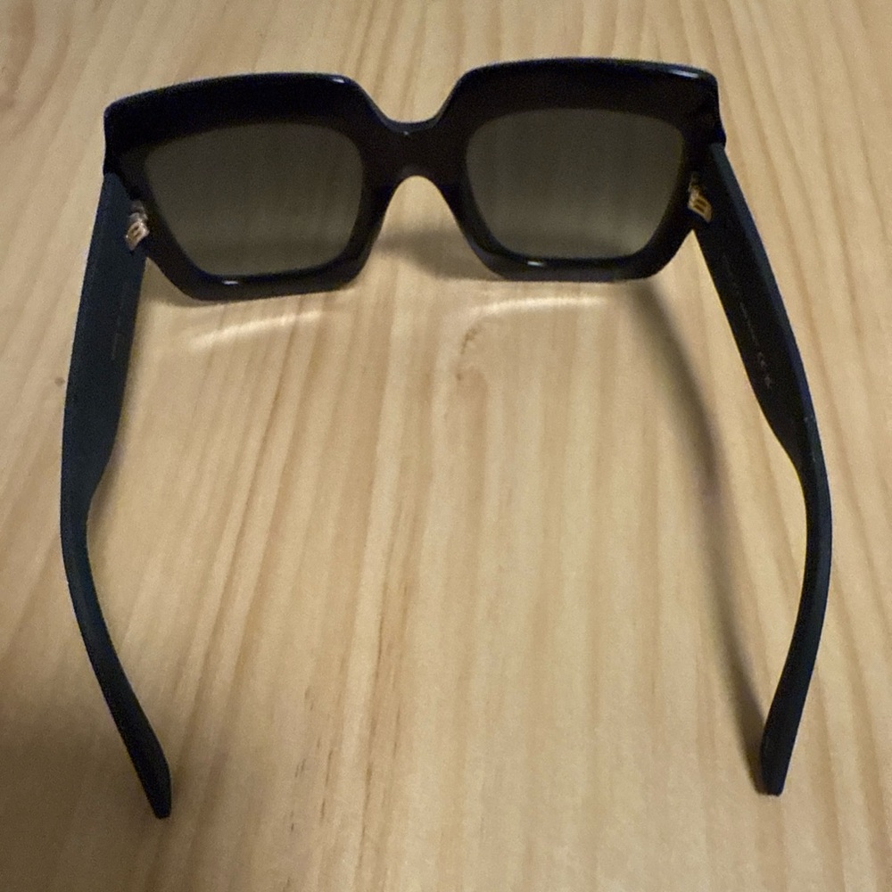 Gucci Black Glitter Sunglasses with Gold Logo - Picture 7 of 8